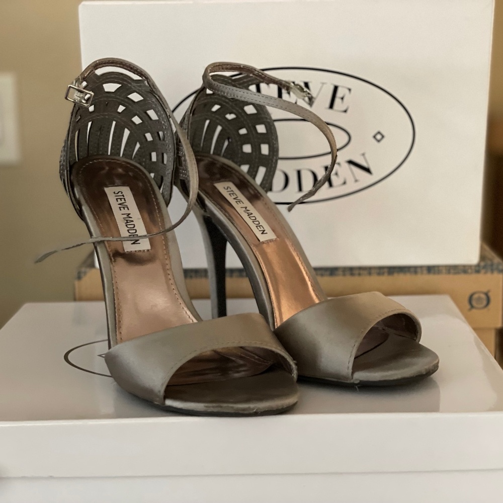 Steve Madden KERR Silver Satin Heels Sz 8
